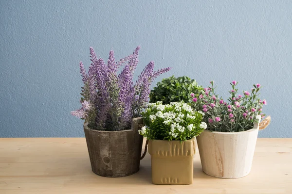 Vaso da fiori con fiori colorati su pavimenti in legno . — Foto Stock