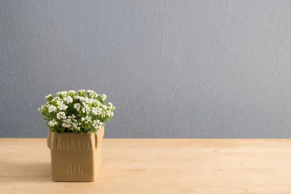 Mesa de oficina con flor blanca en jarrón — Foto de Stock