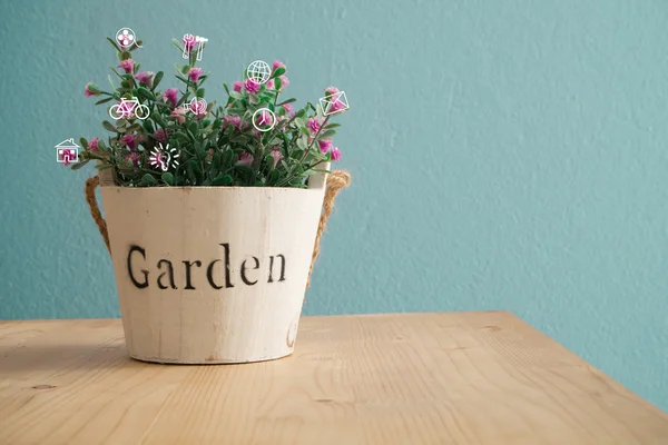 Mesa de escritório com vaso de flores . — Fotografia de Stock