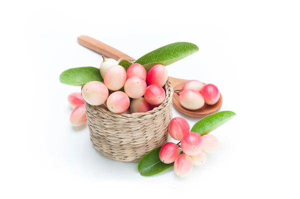 Gruppo di Piccoli frutti rosa Carunda o Karonda su cesto di legno . — Foto Stock