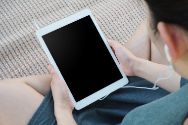 tablet cihaz rahatlatıcı bir şeyler dinliyor kadın kavramı.