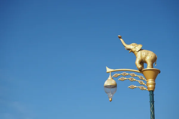 Sculpture of lanterns and golden statues of elephants with blue sky background — Stock Photo, Image