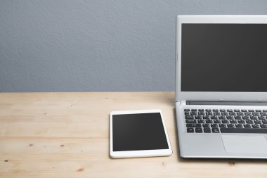 Ofis Masası tablet ve dizüstü bilgisayar ile.