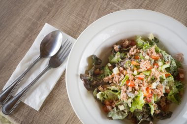 Tuna salatası ve sebze ile yemek masası