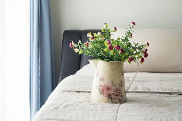 La cama con flor de hongo rojo en maceta de flores vintage . — Foto de Stock
