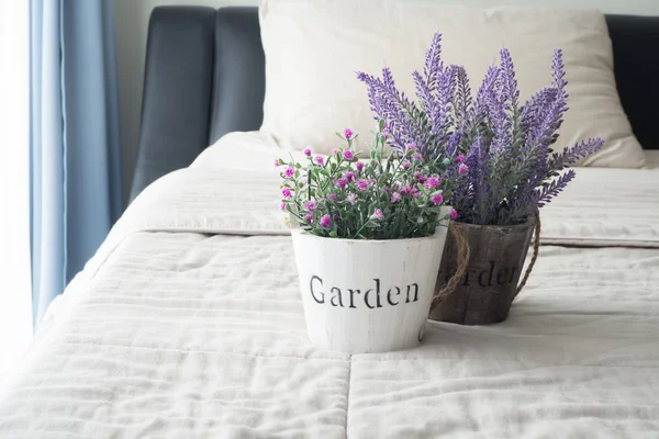 Le lit avec fleur de lavande violette et rose rose sur pot de fleurs . — Photo