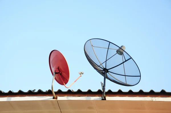 Satellite dishes on a house roof — Stock Photo, Image