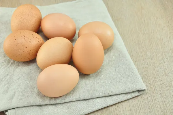 Яйця на тлі тканини — стокове фото