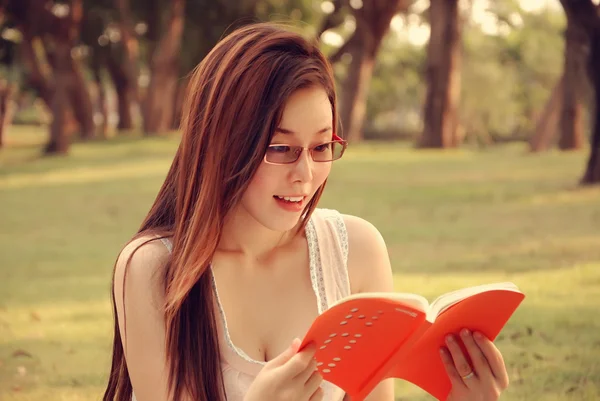 Chica está leyendo libro —  Fotos de Stock