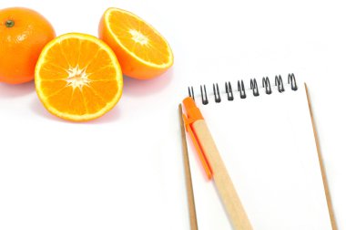 Turuncu meyve ve not defteri