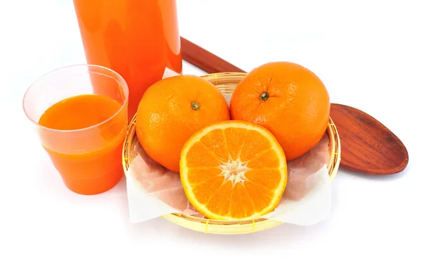 Gruppo di frutta arancione su cesto di bambù — Foto Stock