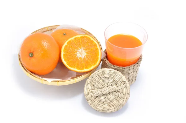 Gruppo di frutta arancione su cesto di bambù — Foto Stock