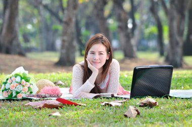 ahşap mindere oturmuş ve gülümseyen kadın.