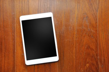 Beyaz tablet ahşap arka plan.