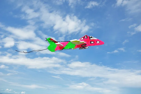 Spielzeugflugzeug fliegt am Himmel. — Stockfoto