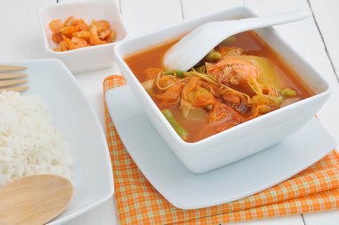 Tayland yemekleri sebze ekşi ve pirinç.