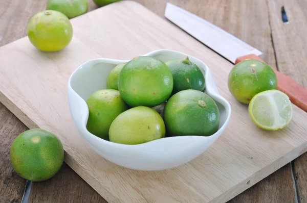 Green lime on white dish. — Stock Photo, Image