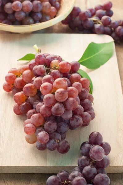 Fruta de uvas en bloque de madera . —  Fotos de Stock