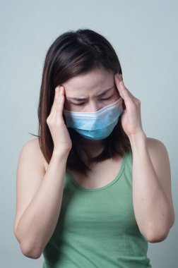 Asian Women wear maskesi bir portresi vardır duygu baş ağrısı.