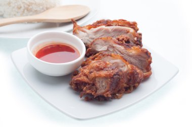 Tavuk ve baharatlı sos plaka ve beyaz arka plan üzerinde gıda