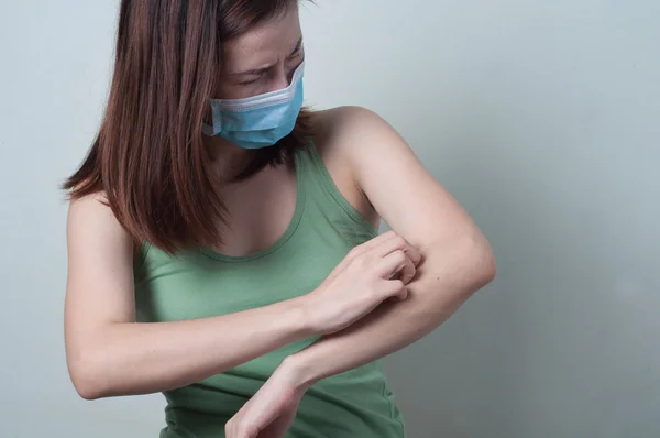 Mujer asiática en una camiseta verde con una máscara se rasguño le —  Fotos de Stock