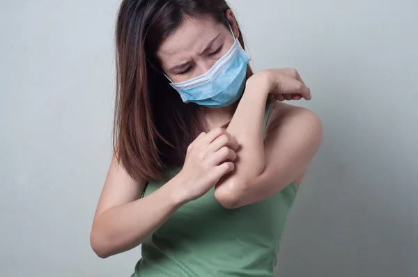 Retrato de mulher asiática em uma camisa verde usando uma máscara são scr — Fotografia de Stock