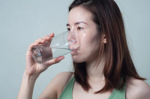 Портрет азіатських жінок в зелену сорочку є питна вода з — стокове фото