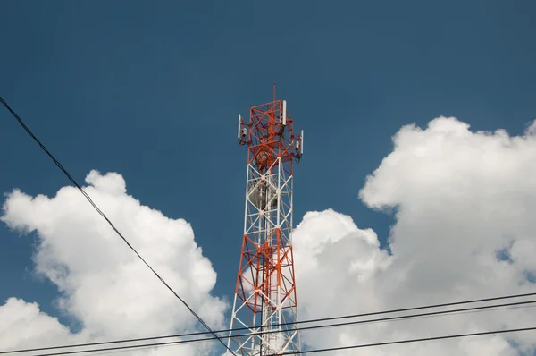 Mobiltelefon antenner på blå himmel och moln bakgrund. — Stockfoto