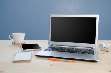 Ofis Masası not defteri, bilgisayar ve donanım office ile. Görünüm f