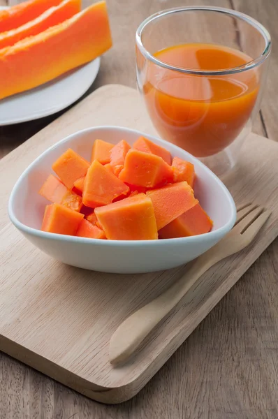 Papaya e succo d'arancia in vetro su taglieri di legno, cibo — Foto Stock