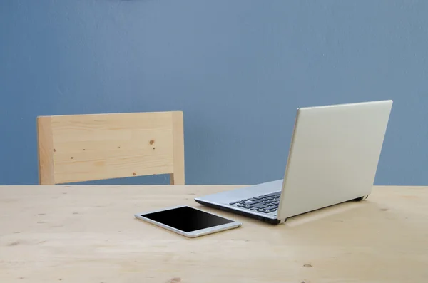 Mesa de escritório com bloco de notas, computador e cadeira de madeira. Vista de — Fotografia de Stock