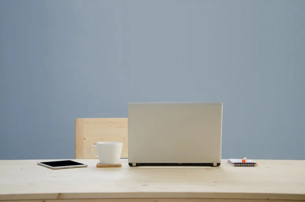Skrivbord med anteckningar, notebook, orange penna och kaffekopp — Stockfoto