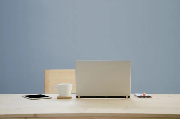 Scrivania da ufficio con blocco appunti, taccuino, matita arancione e tazza di caffè — Foto Stock