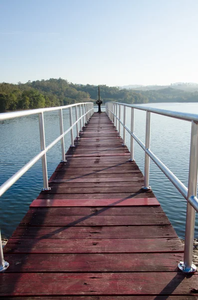 Embarque de ponte pela manhã com montanhas no backgroun — Fotografia de Stock