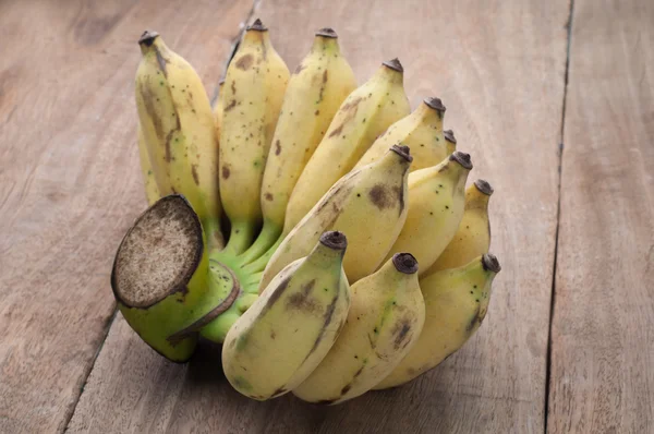 Banana orgânica fresca em fundo de madeira . — Fotografia de Stock