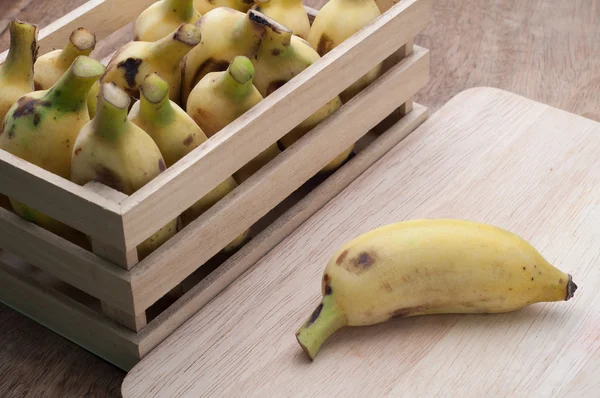 Bananas orgânicas frescas sobre fundo de madeira . — Fotografia de Stock