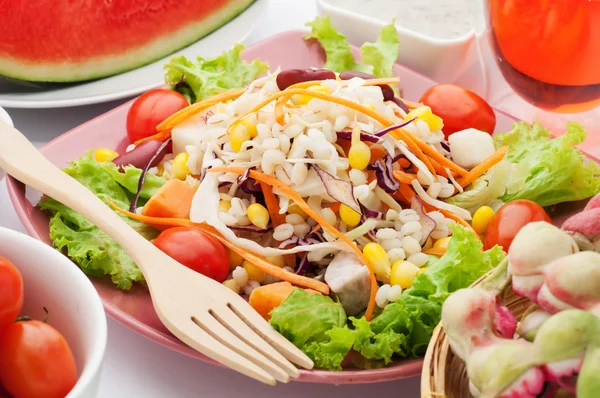 Salada de legumes e comida vegetariana . — Fotografia de Stock