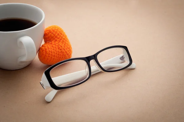 Escritorio de oficina con gafas en blanco y negro, en forma de corazón, café — Foto de Stock