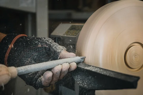 Homem Avental Trabalho Trabalha Num Torno Madeira Mãos Seguram Cinzel — Fotografia de Stock