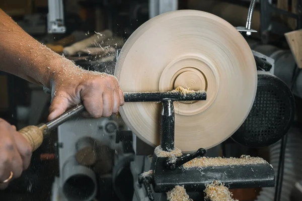 Człowiek Roboczym Fartuchu Pracuje Tokarce Drewna Ręce Trzymają Dłuto Hobby — Zdjęcie stockowe