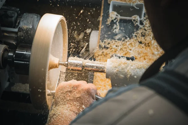 Hombre Delantal Trabajo Trabaja Torno Giratorio Madera Las Manos Sostienen Imágenes De Stock Sin Royalties Gratis