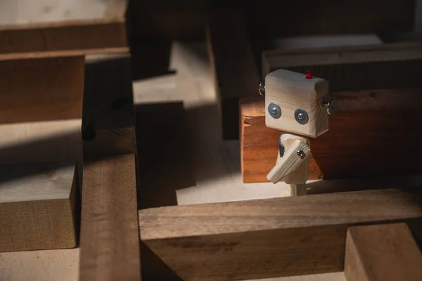 Маленький Деревянный Робот Лабиринте Деревянных Блоков Концепция Поиска Правильного Решения — стоковое фото