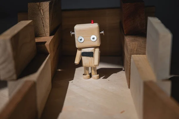 Маленький Деревянный Робот Лабиринте Деревянных Блоков Тупике — стоковое фото