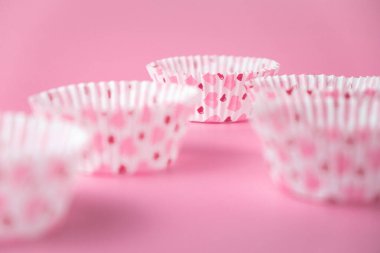 Pembe arka planda kalpleri olan boş pembe kek kalıbı. Sevgililer Günü