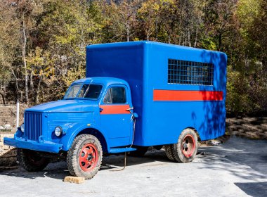 Mühendislik çizgilerini vurgulamak için eski arabaların parçaları ve parçaları