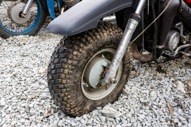 Vintage parlak motor ve scooterların portreleri.