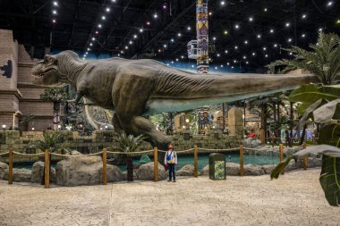 Çocuk eğlence parkındaki tarih öncesi hayvanların doğal koşullardaki modelleri.