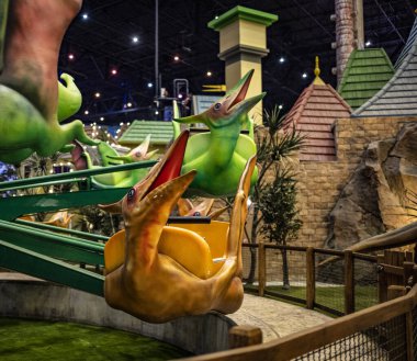 Çocuk eğlence parkındaki tarih öncesi hayvanların doğal koşullardaki modelleri.