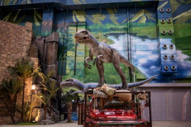 Çocuk eğlence parkındaki tarih öncesi hayvanların doğal koşullardaki modelleri.