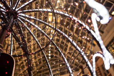 Alışveriş ve eğlence alanlarının iç kısımları akşam ışığı altında.